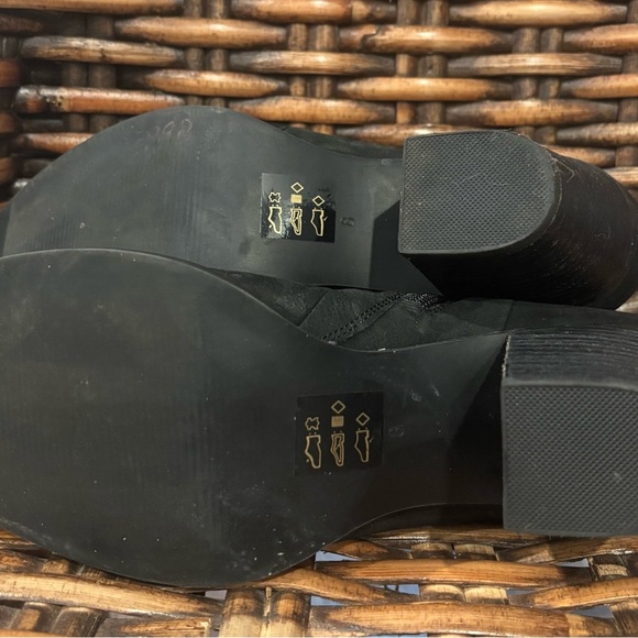 STEVE MADDEN "GILMORE' Black Nubuck Chelsea Ankle Zip Booties
Size 8 - Picture 9 of 12